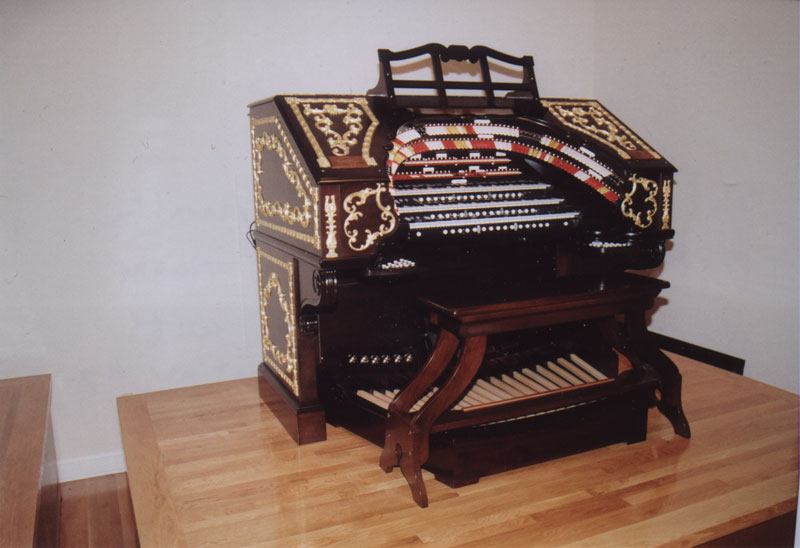 Wurlitzer Console on movable platform in display room