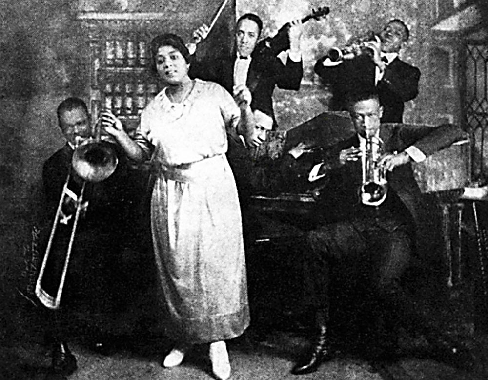 Mamie Smith and her Jazz Hounds. L-to-R: Dope Andrews, trombone; LeRoy Parker, violin; Stickie Elliot, clarinet; Johnny Dunn, trumpet; Perry Bradford, piano. Photo by James Van Der Zee, NYC